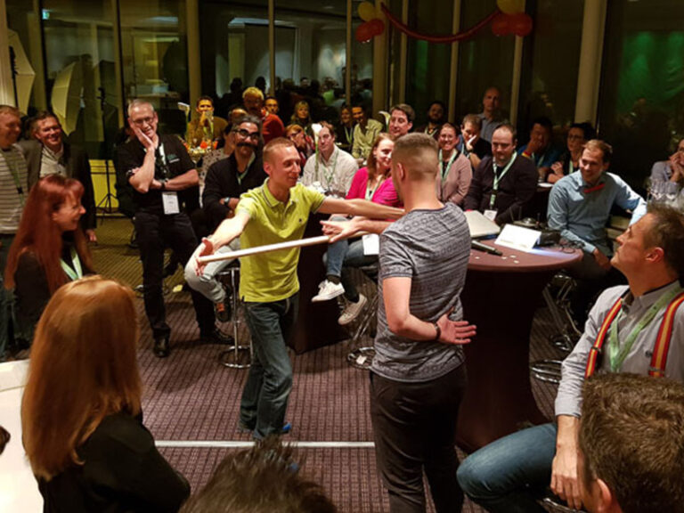 Activiteit tijdens een bedrijfs evenement met een stok die je moet proberen te vangen.