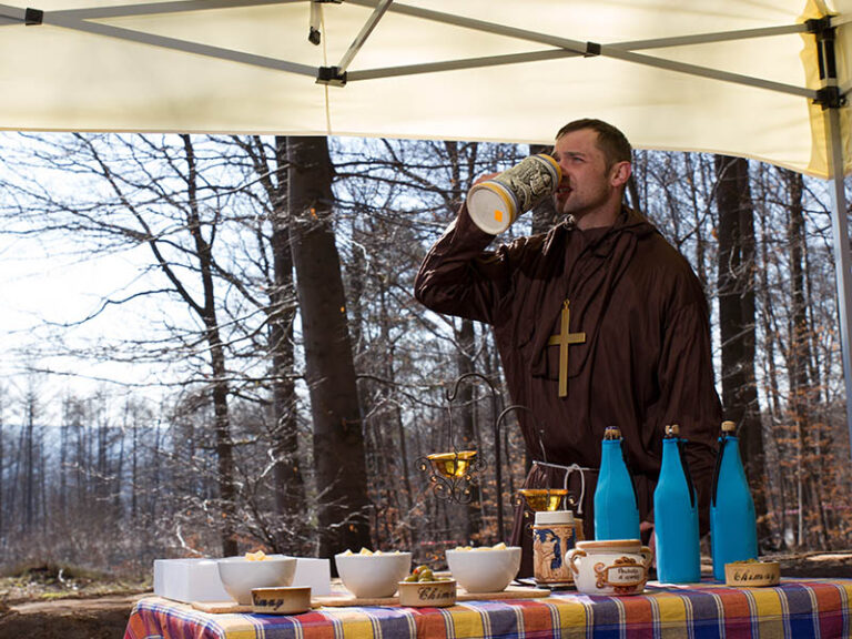 Monnik die bier en kaas serveert