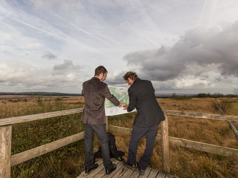 Twee mannen die wandelen op een pad in de natuur tijdens een teambuilding activiteit.