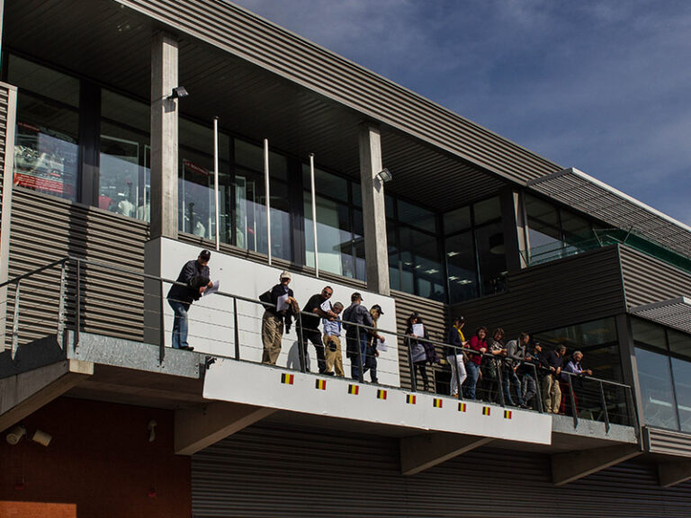 Groep op het podium van het circuit van Spa Francorchamps
