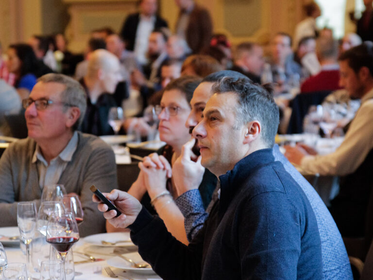 Een groep die probeert te antwoorden op een quiz vraag.