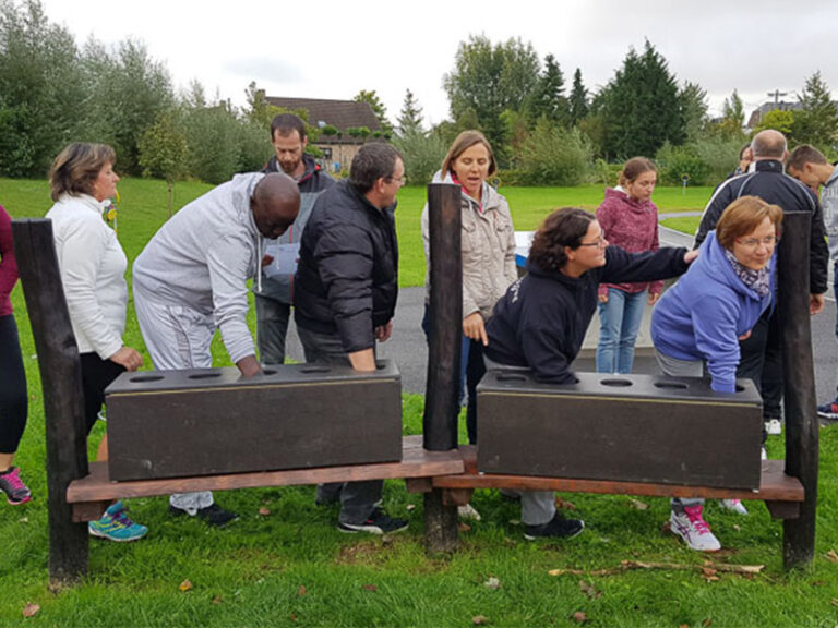 Een groep die probeert te voelen welk object ze aanraken zonder te zien.